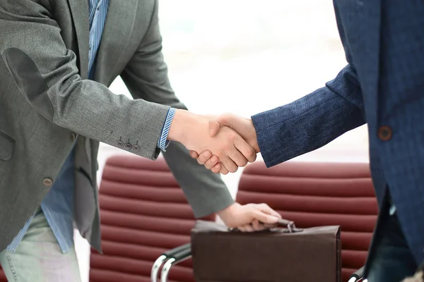 Handshake of the lawyer with the client before the meeting — Stock Photo, Image