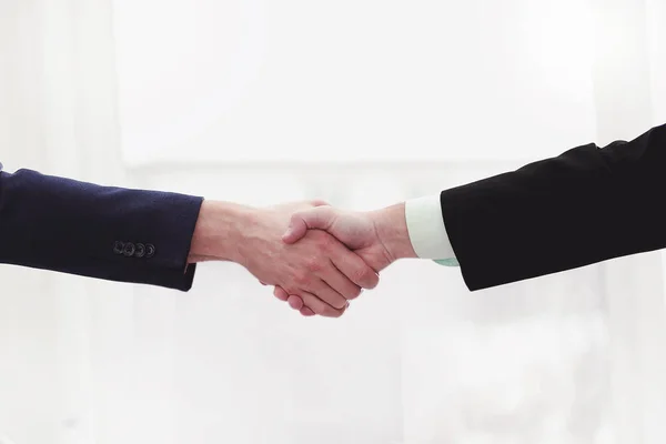 Stäng up.handshake av finansiella partner på skrivbordets bakgrund — Stockfoto