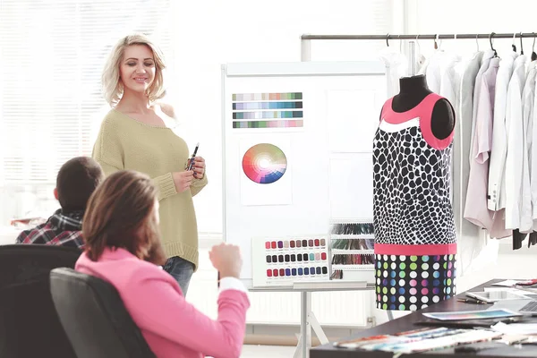 Žena ukazuje na paletu barev vzorníku při diskusi, jakou barvu zvolit s kolegou — Stock fotografie