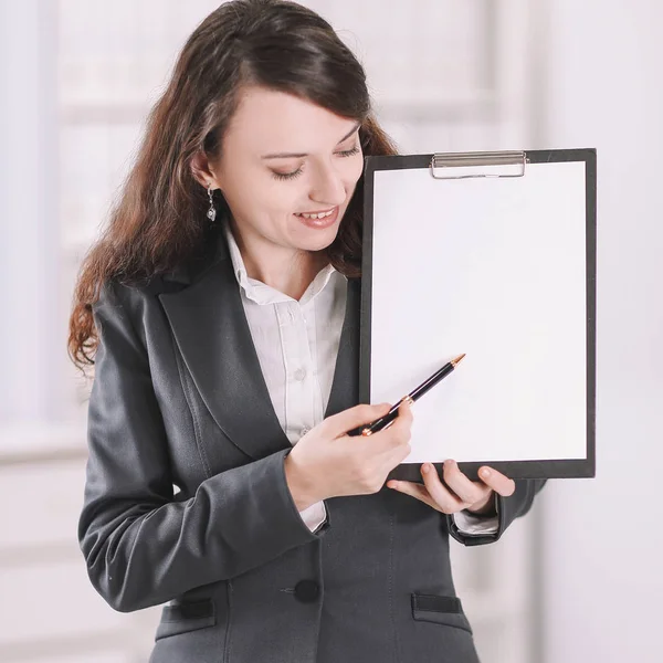 Moderne zakenvrouw wijzend op een leeg vel. — Stockfoto