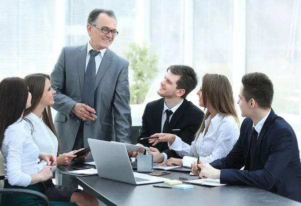 Senior zakenman bespreken met business team te werken kwesties — Stockfoto