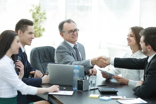 Manager e cliente si stringono la mano dopo aver discusso il contratto — Foto Stock