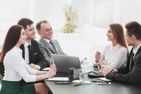 Geschäftskollegen unterhalten sich am Schreibtisch im Büro — Stockfoto