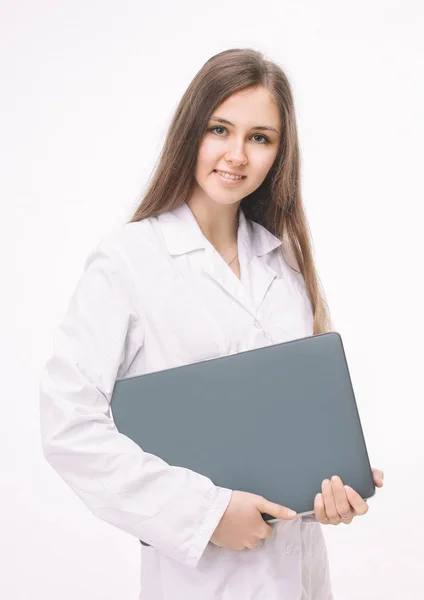Vriendelijke vrouwelijke arts met een .isolated van de laptop op een witte — Stockfoto