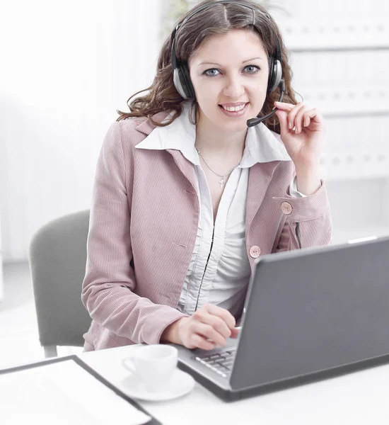 Ritratto di una donna operatore di un call center — Foto Stock