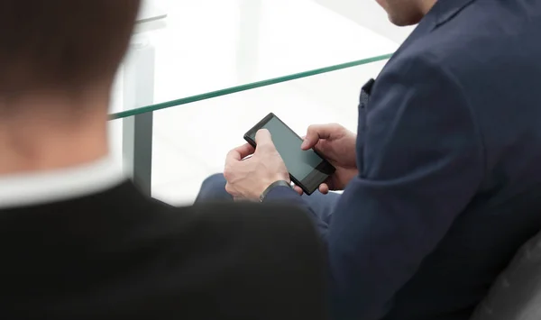 Sluit up.businessman smartphone gebruik op de werkplek — Stockfoto
