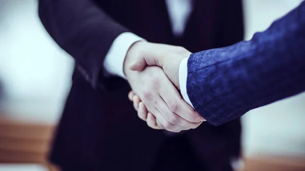 Conceito de uma parceria fiável: um aperto de mão de parceiros de negócios — Fotografia de Stock
