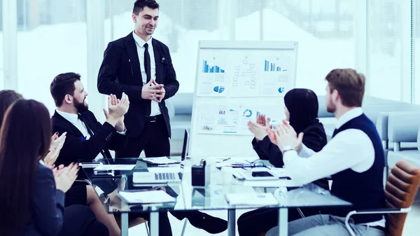 Equipo de negocios presenta un nuevo proyecto financiero para los socios comerciales de la empresa — Foto de Stock