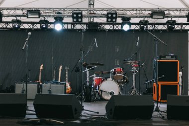 sahnede açık konser öncesi müzik aletleri