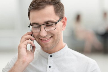 onun smartphone üzerinde konuşurken up.smiling işadamı kapatmak