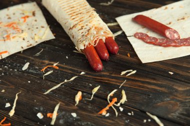 Shawarma sosisli kopya alanı ile ahşap bir table.photo üzerinde