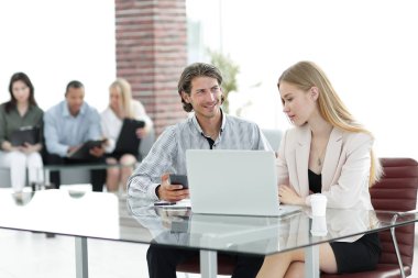 Yöneticisi banka ofiste konuşuyor