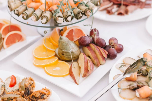 Тарілка зі скибочками фруктів на святковому столі — стокове фото