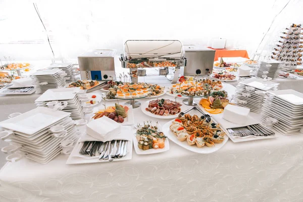 Plates and dishes on the handout table in the restaurant — Stock Photo, Image