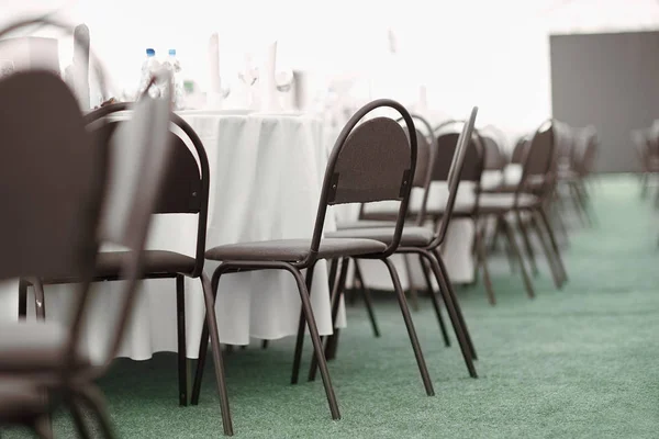 Sala banchetti di un ristorante moderno prima della celebrazione — Foto Stock