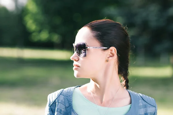 Portret pięknej młodej kobiety w okularach przeciwsłonecznych — Zdjęcie stockowe