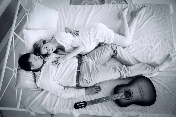 Svartvitt foto i retro style.young gift par ligger på sängen — Stockfoto