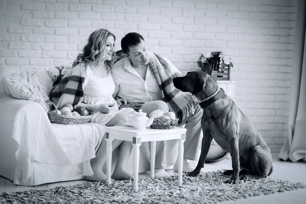 Foto en estilo retro. feliz familia sentada en la sala de estar por la mañana — Foto de Stock