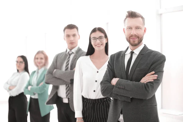 Selbstbewusster Geschäftsmann vor seinem Geschäftsteam — Stockfoto