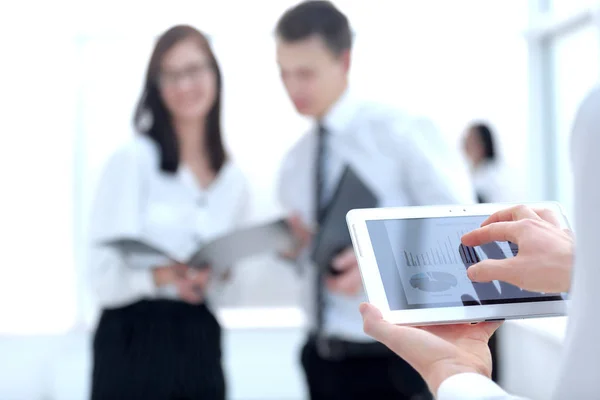 Στενή up.the επιχειρηματίας χρησιμοποιεί ένα ψηφιακό tablet για τον έλεγχο των οικονομικών στοιχείων. — Φωτογραφία Αρχείου