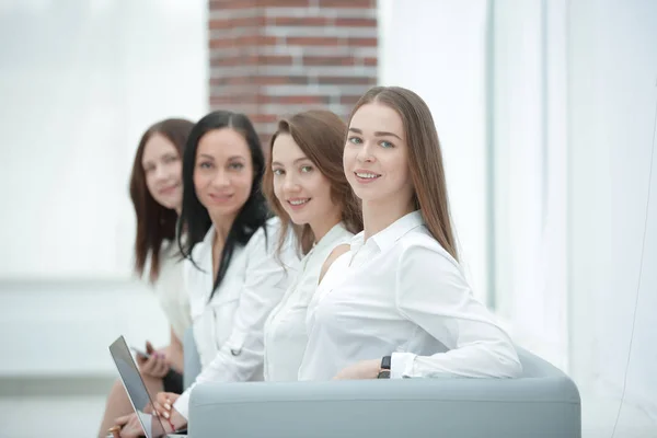 Team di lavoro di successo seduto in ufficio hall.photo con spazio copia — Foto Stock