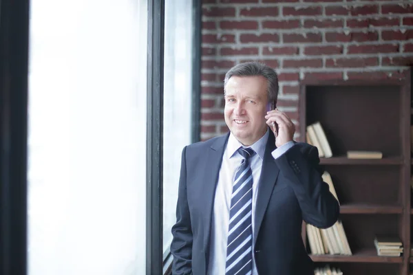 Smiling business men talking on the phone — Stock Photo, Image