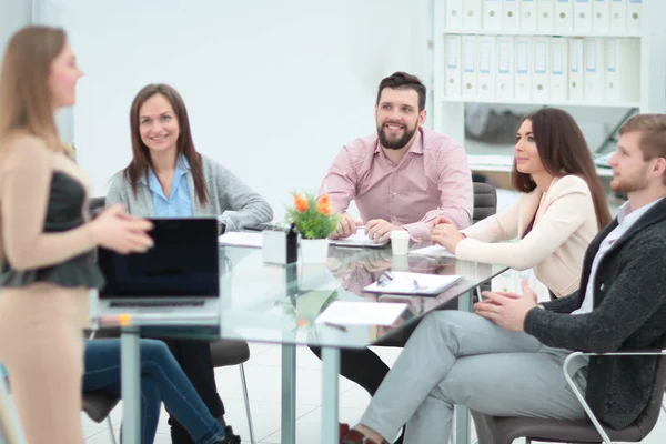 Equipo de negocios preparándose para una presentación de negocios —  Fotos de Stock