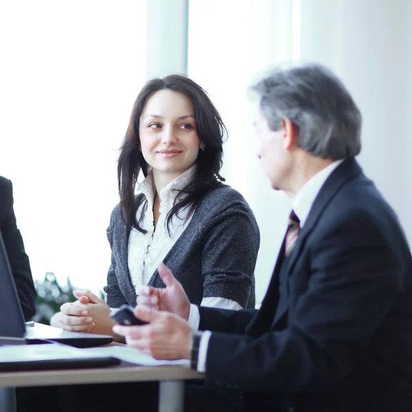 Chef und Mitarbeiter bei der Diskussion des Arbeitspapiers — Stockfoto