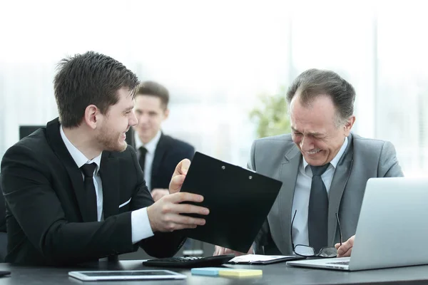 Volwassen zakenman in gesprek met een jonge collega in het Bureau — Stockfoto