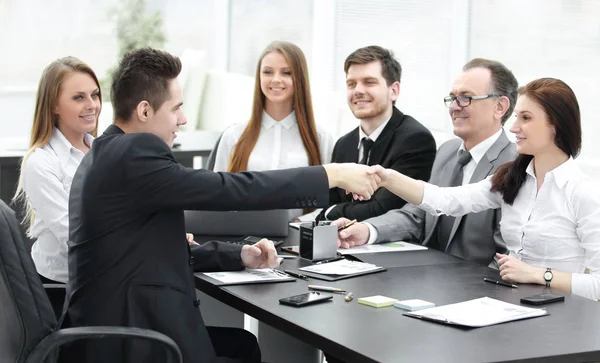 Erfolgreiche Geschäftsfrauen schütteln Hände. Sie haben einen Deal gemacht — Stockfoto