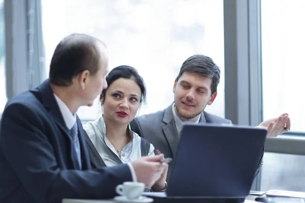 Achterste view.group van mensen uit het bedrijfsleven laptop gebruiken in office — Stockfoto