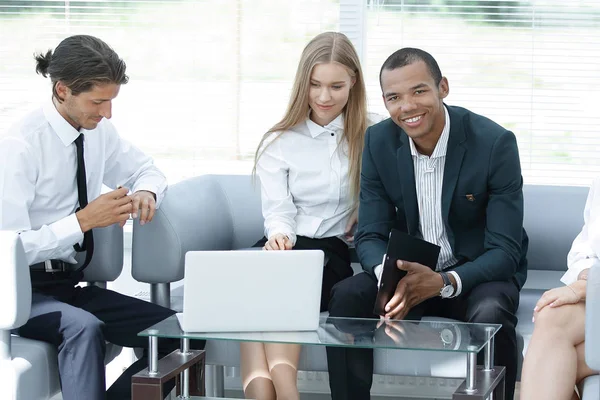 Team di lavoro concentrato sul posto di lavoro pensando a problemi di business — Foto Stock