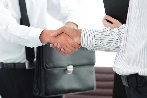 Poignée de main entre avocat et client dans un bureau moderne — Photo