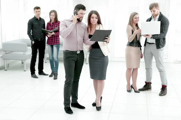 Grupo de personas que esperan una entrevista de trabajo en el salón de oficinas — Foto de Stock