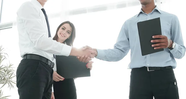 Handshake obchodních partnerů v kanceláři — Stock fotografie