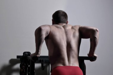 şık erkek vücut geliştirmeci egzersiz üzerinde simülatörü gerçekleştirme.