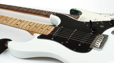 closeup.Two şık elektro gitar. beyaz izole.