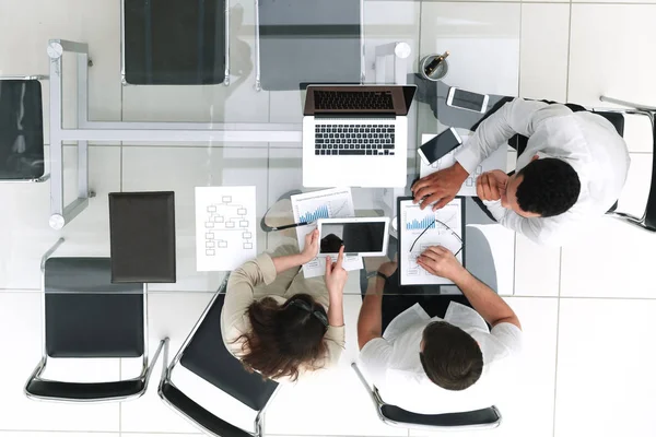 Vista dall'alto. team di lavoro che redige una relazione finanziaria — Foto Stock