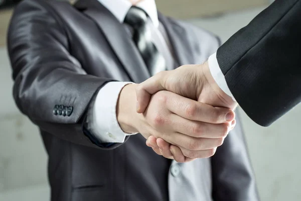 Zárj be! kézfogás üzletemberek a koncepció az együttműködés — Stock Fotó