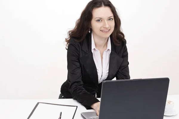Επιχειρήσεων γυναίκα που εργάζεται σε φορητό υπολογιστή, κάθεται στο γραφείο της — Φωτογραφία Αρχείου