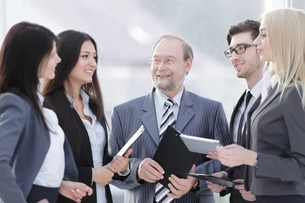 Equipo de negocios con documentos de pie en la oficina moderna . — Foto de Stock