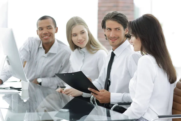 Professionelles Business-Team diskutiert neue Informationen im Büro — Stockfoto