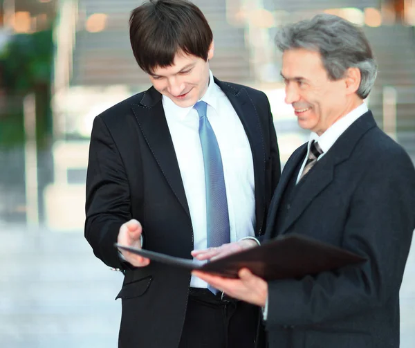 Business colleagues discussing business documents standing in the office — Stock Photo, Image