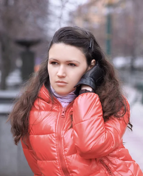 Close up.portrait de uma jovem mulher no fundo borrado — Fotografia de Stock