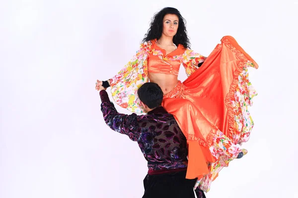 Pareja de baile realizando una danza gitana .isolated en blanco . — Foto de Stock