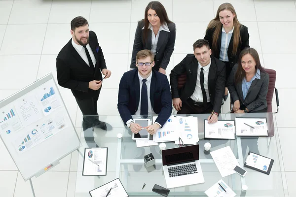 Equipo profesional de negocios para la presentación de negocios — Foto de Stock