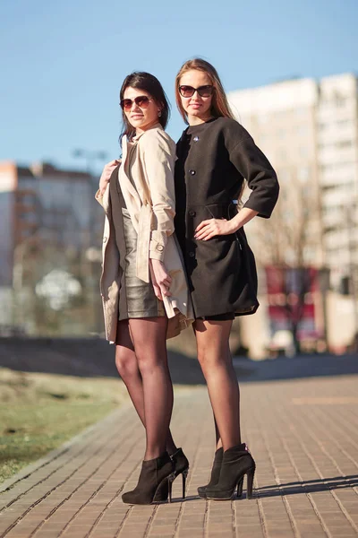 Dwie młode kobiety oglądają wysoki biurowiec — Zdjęcie stockowe
