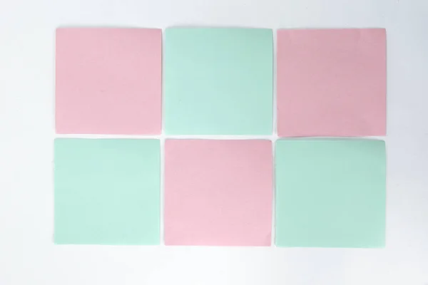 Farbiges Papier zum Notieren isoliert auf weißem Hintergrund. Foto mit Kopierraum — Stockfoto