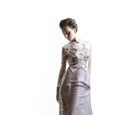 tam büyüme. şık bir Abiye içinde poz çekici genç kadın.