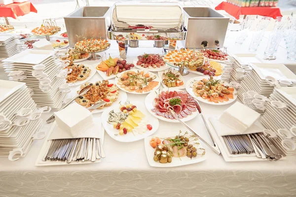 Buffet table with a variety of dishes in the restaurant — Stock Photo, Image